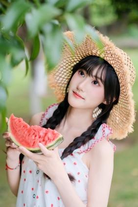 [YITUYU]艺图语 2025.08.10 西瓜味的夏天 小黎 [18P-246MB]