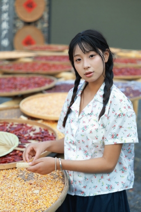 [YITUYU]艺图语 2025.10.15 秋收 小u [48P-553MB]