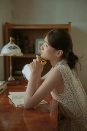 [YITUYU]艺图语 2025.07.19 窗边的向日葵开了又落 雨子i [14P-157MB]