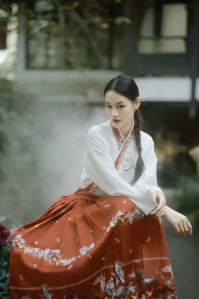 [YITUYU]艺图语 2025.04.09 青庭疏影，惊鸿入画 曼丽 [40P-1.30GB]