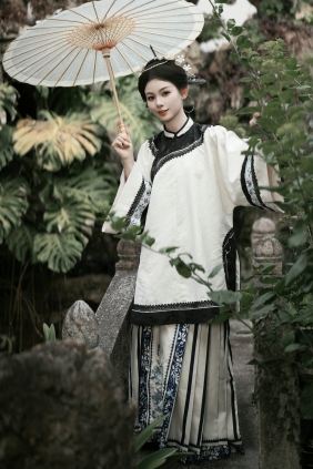 [YITUYU]艺图语 2025.08.13 三把刀人像拍摄（黑白双煞） 洛宁-唐 [27P-99MB]