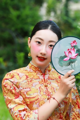 [YITUYU]艺图语 2025.08.19 龙凤褂写真 但行好事 [14P-200MB]