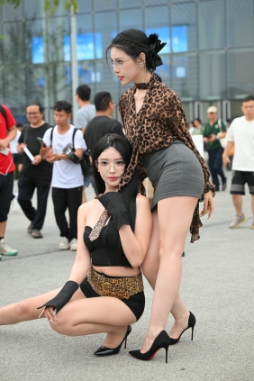 精选街拍视频 No.9688 大白腿包臀裙 [110P-2.12GB]