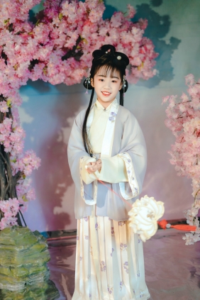 [YITUYU]艺图语 2025.08.24 童真 彤彤 [18P-334MB]