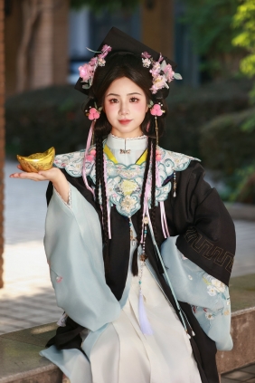 [YITUYU]艺图语 2025.08.02 国风毕业礼 小杜同学 [16P-238MB]