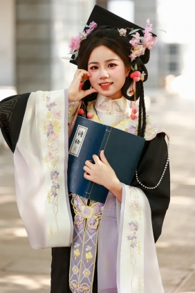 [YITUYU]艺图语 2025.08.11 告别校园 小杜同学 [25P392MB]