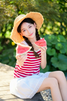 [YITUYU]艺图语 2025.06.25 夏日少女与红西瓜 林淼鑫 [17P-330MB]