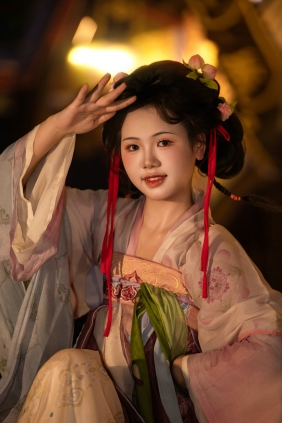 [YITUYU]艺图语 2025.08.09 锦鲤-夜景 糯米小团子 [13P-142MB]