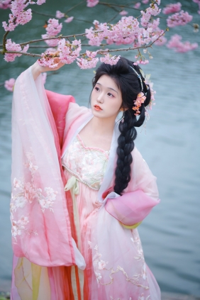 [YITUYU]艺图语 2025.04.08 粉黛 梓榆喝点甜的呀 [13P-277MB]