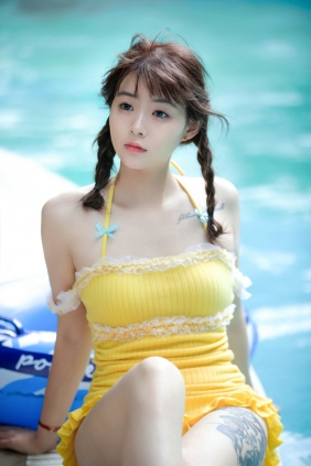 [YITUYU]艺图语 2025.08.28 泳池的少女 小林 [14P-116MB]