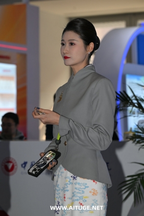 精选街拍视频 No.9851 高级乘务长 [90P-2.06GB]