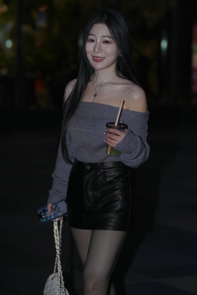 精选街拍视频 No.8174 时尚黑色皮短裤 [154P-2.35GB]