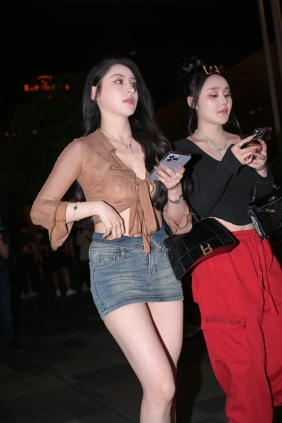 精选街拍视频 No.9700 牛仔短裙大长腿 [109P-2.45GB]