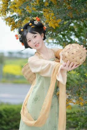 [YITUYU]艺图语 2025.08.07 可可爱爱的小唐风金合欢写真 1010 [14P-169MB]