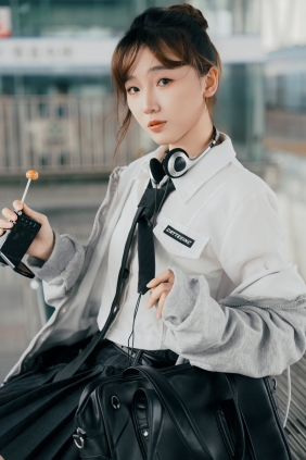 [YITUYU]艺图语 2025.08.26 日系地铁站-“听见风，是青春留下的脚步声”  柚...