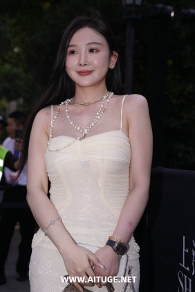 精选街拍视频 No.9917 丝质白裙丽燕 [508P1V-15.6GB]