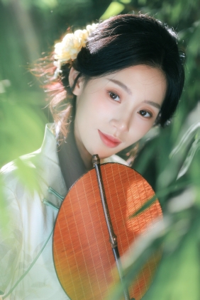 [YITUYU]艺图语 2025.08.03 竹林 鈡婷儿 [14P-186MB]