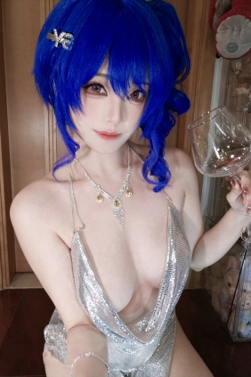 萌系小姐姐蜜汁猫裘 - 碧蓝航线 圣路易斯礼服自拍 [16P1V-1.23GB]