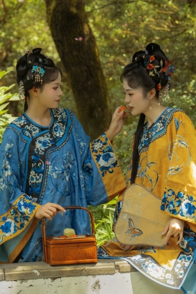 [YITUYU]艺图语 2025.04.24 她和她的故事 遥七不卖鸡毛菜_曦月云 [13P-210MB]