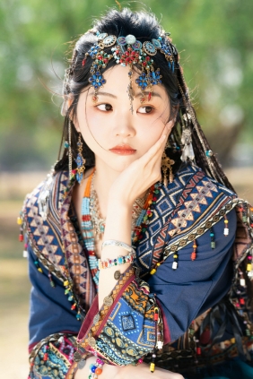 [YITUYU]艺图语 2025.08.20 苗疆少女 森林中发光 晓蓝 [24P-261MB]