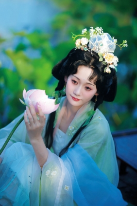 [YITUYU]艺图语 2025.07.07 荷塘月色 一只大大大李子 [17P-32MB]