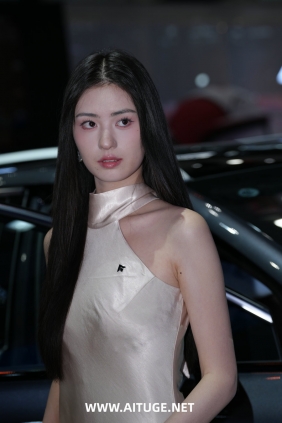 精选街拍视频 No.9936 长裙气质周周酱 [126P1V-3.26GB]