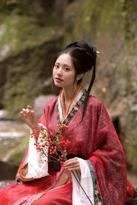 [YITUYU]艺图语 2025.04.26 山鬼 是雨诗呀 [26P-268MB]