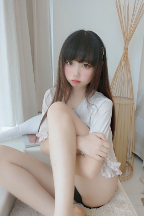 Cos小姐姐雪琪 - 裸足 [50P4V-1.09GB]