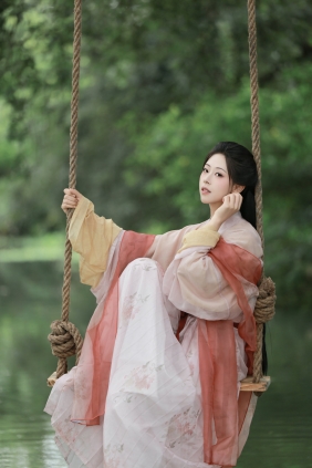 [YITUYU]艺图语 2025.09.12 盼风雨来，能留你在此 李李不li [10P-98MB]