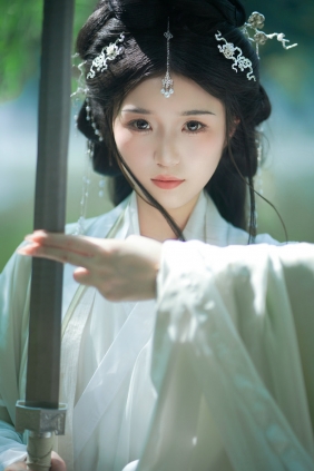 [YITUYU]艺图语 2025.05.24 师姐 梓榆喝点甜的呀 [13P-196MB]