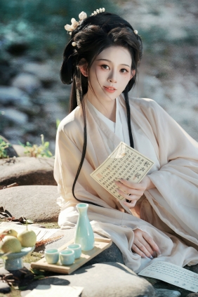 [YITUYU]艺图语 2025.08.18 魏晋风人像拍摄 洛宁-唐 [18P-166MB]