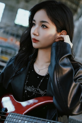 [YITUYU]艺图语 2025.08.22 摇滚写真 透明鱼yu [15P-135MB]