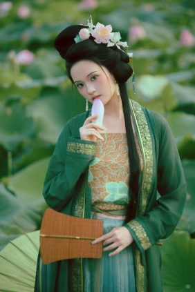 [YITUYU]艺图语 2025.09.21 误入藕花 胡南南噢 [45P-441MB]