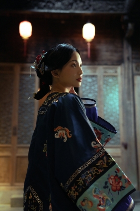 [YITUYU]艺图语 2025.09.12 她坐在黑洞洞四方方的窗朝外望 二一芝 [17P-415MB]